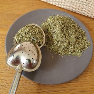 maté yerba présenté sur une coupelle et dans un infuseur en forme de cœur