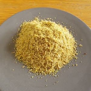 epice locale bio saveur de lin doré et poudre d'ortie présenté sur une assiette